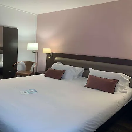 Kyriad En Valois Hotel