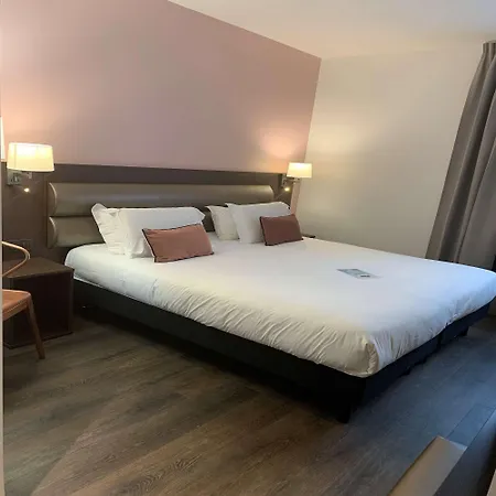 Kyriad En Valois Hotel 3*