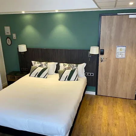 Kyriad En Valois Hotel