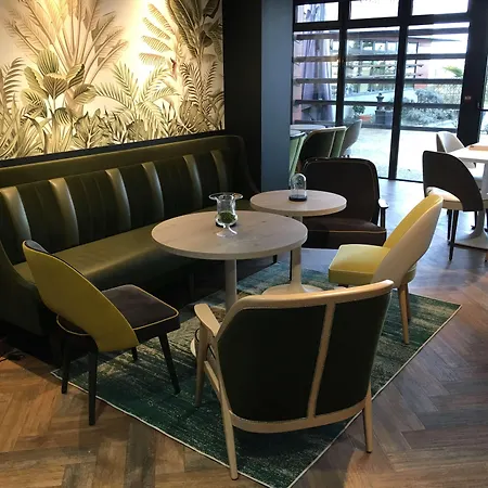 Kyriad En Valois Hotel 3*