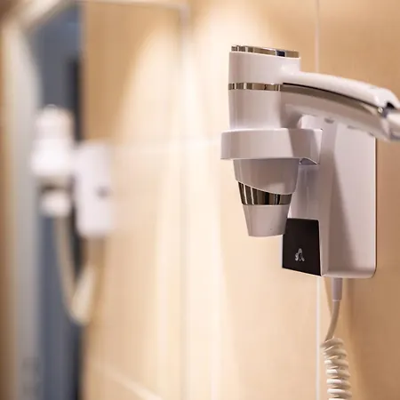 Kyriad En Valois Hotel 3*