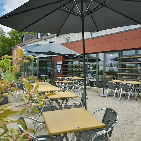 Kyriad En Valois Hotel