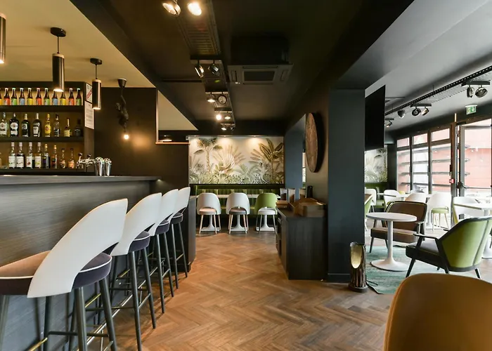 Kyriad En Valois Hotel