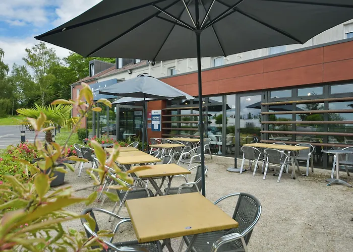 Kyriad En Valois Hotel